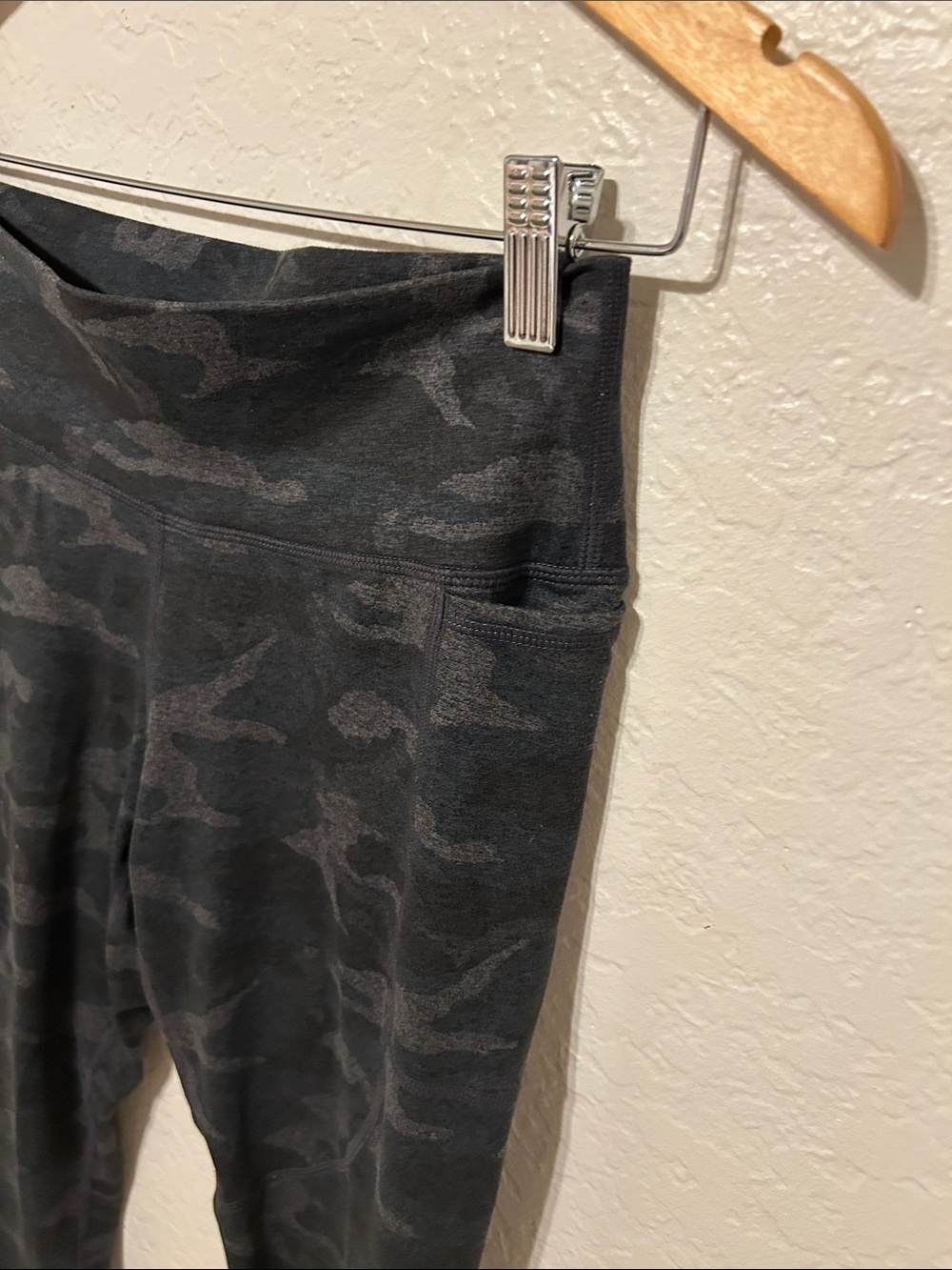 🍔VUORI high-Waist Black Camo elevation performance Leggings size M GUC - Picture 9 of 14